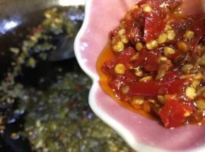 酸菜炒出香味后倒入酸辣椒，继续炒出香味