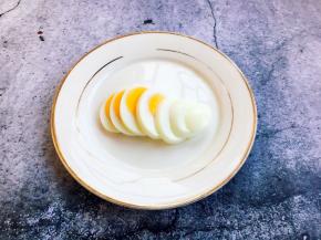 鸡蛋剥皮，切片备用。