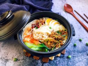 最后放入少许的油炸花生米和1小勺辣油即可。