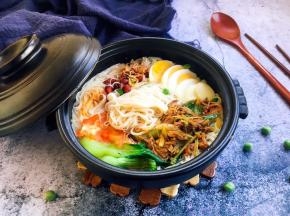 最后放入少许的油炸花生米和1小勺辣油即可。