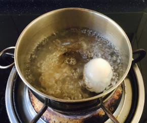 鸡蛋一只煮熟。