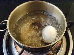 鸡蛋一只煮熟。