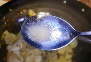 少许白糖调味