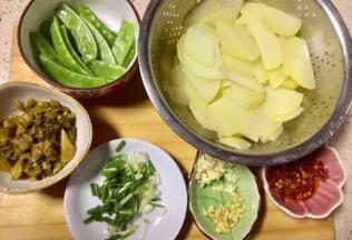 荷兰豆去蒂洗净入碗，酸菜切小节，大蒜老姜剁末，小葱切段