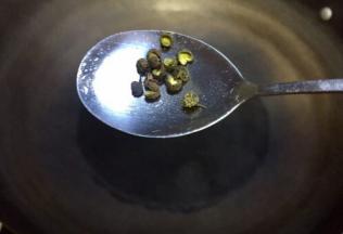 所有食材都准备好了，中高火热锅下油，油温6层下花椒和老姜大蒜末