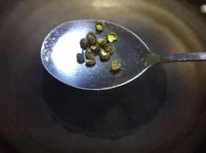 所有食材都准备好了，中高火热锅下油，油温6层下花椒和老姜大蒜末