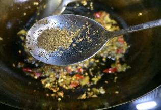 放入五香粉炒一下