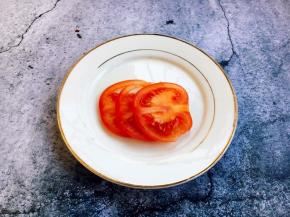 西红柿切片备用。