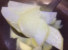 铁锅烧水把洗好的土豆片稍煮至断生，即土豆片变透明就捞起