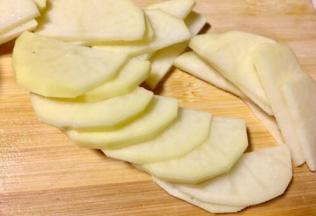 土豆去皮，切片