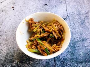 50g的麻辣肉丝放在微波炉里加热一下备用。