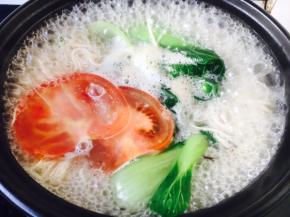 放入西红柿片。