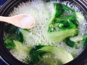 放入适量的盐调味。