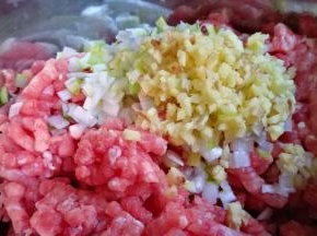 猪肉馅中加入葱姜末