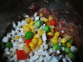 加入杏鲍菇丁 加入蔬菜丁 拌匀