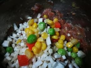 加入杏鲍菇丁 加入蔬菜丁 拌匀