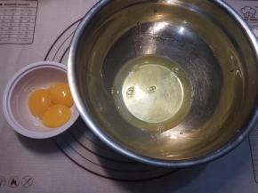 选用冷藏的鸡蛋，蛋白跟蛋黄分离。