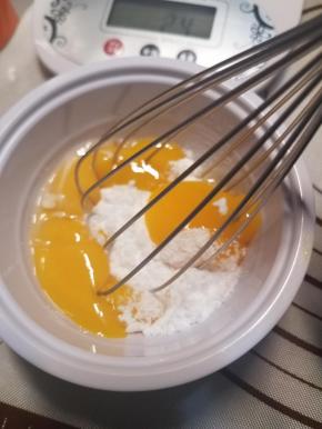 蛋黄加5g糖，搅拌到看不清颗粒。