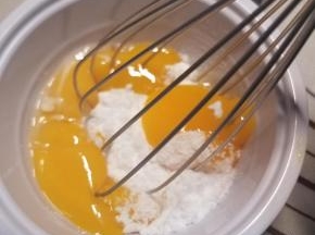 蛋黄加5g糖，搅拌到看不清颗粒。