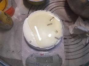 先把玉米油跟牛奶搅拌均匀。