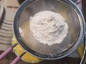 称量好的低筋面粉过筛一下。