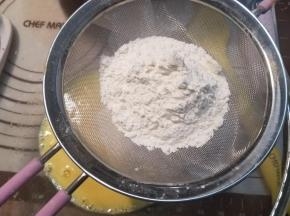 称量好的低筋面粉过筛一下。