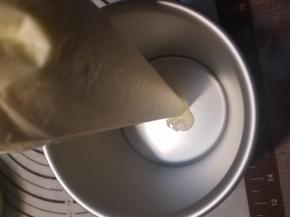 把面糊倒入模具内，然后放入150度预热好的烤箱，大约25分钟左右即可。在烘烤过程中一定要随时观察哦，不能让表面颜色烤的颜色过深，时间未到颜色变深就一定加一张锡纸，或者调解自己的烤箱温度