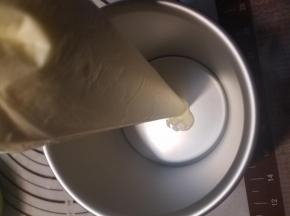把面糊倒入模具内，然后放入150度预热好的烤箱，大约25分钟左右即可。在烘烤过程中一定要随时观察哦，不能让表面颜色烤的颜色过深，时间未到颜色变深就一定加一张锡纸，或者调解自己的烤箱温度