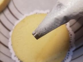 把凉透的蛋糕片，每层涂抹少许奶油霜，再加几片草莓，每层如此。