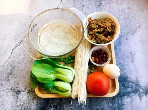 准备好食材，最主要的是备好高汤1碗，其它的蔬菜可以随意搭配。