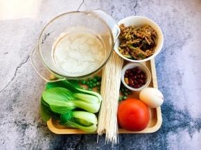 准备好食材，最主要的是备好高汤1碗，其它的蔬菜可以随意搭配。