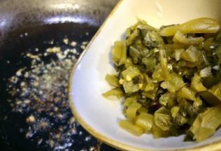 稍炒香后放入酸菜