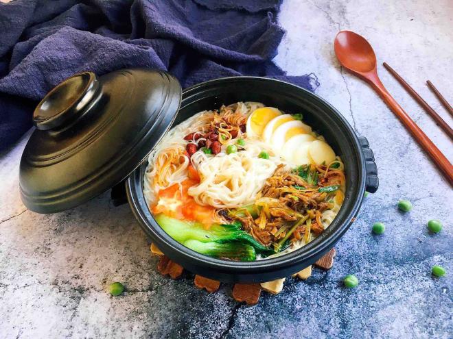 美味营养早餐 高汤空心面面汤