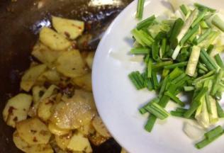 准备起锅时倒入香葱节