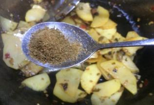 一勺孜然粉，所有的食材，一起炒香炒匀