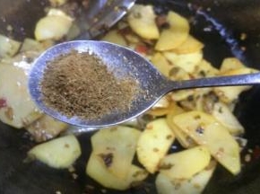 一勺孜然粉，所有的食材，一起炒香炒匀