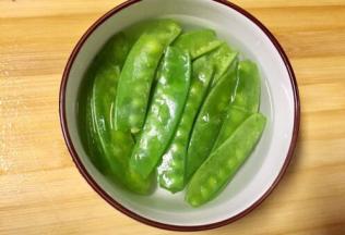 锅里的土豆片要炒好时装豌豆荚的碗里盛半碗开水