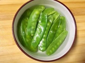 锅里的土豆片要炒好时装豌豆荚的碗里盛半碗开水