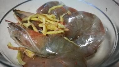 大虾去砂线洗净放入姜丝