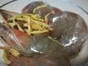 大虾去砂线洗净放入姜丝