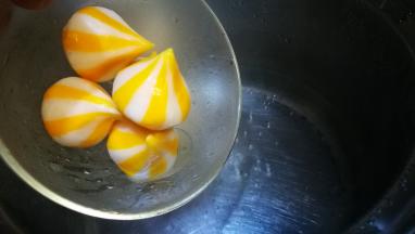 锅中水开 放入蟹籽包