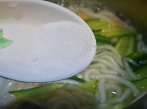 放入黄瓜片 盐
