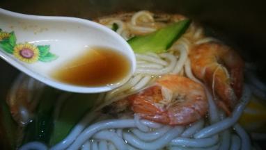 放入大虾 少许料酒