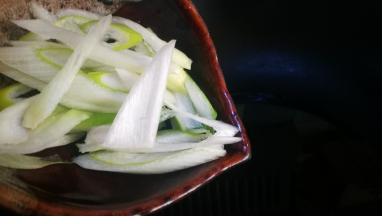 锅中油热下葱花