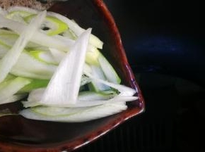 锅中油热下葱花