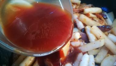 倒入料汁～番茄酱 烧烤酱 生抽 少许清水