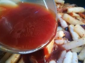 倒入料汁～番茄酱 烧烤酱 生抽 少许清水