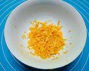 橙子用盐搓洗干净，用刨丝器刨出表皮，白色部分不要。