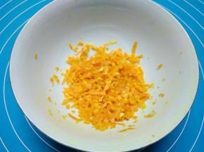 橙子用盐搓洗干净，用刨丝器刨出表皮，白色部分不要。