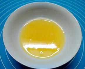 橙子榨汁备用。